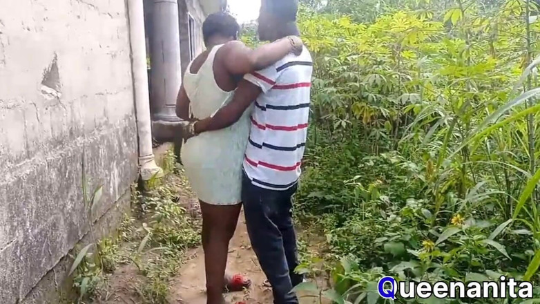 Queenanita900: Follando duro con un extraño en los arbustos y lo...