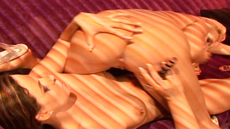 Tight little babes: Le doigtage et les jouets sexuels font jouir des lesbiennes...