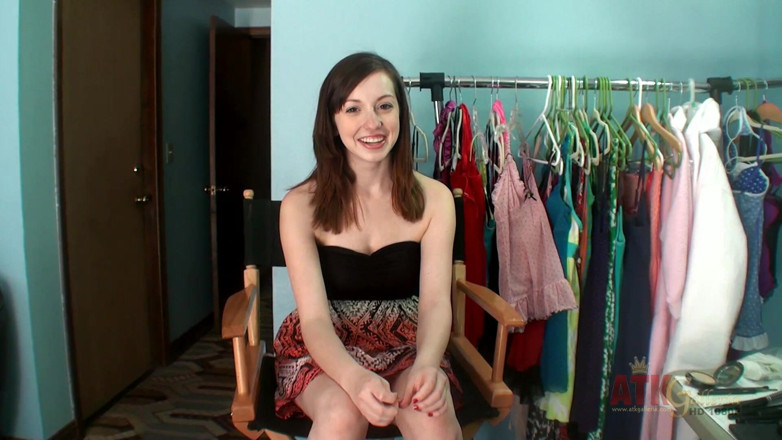 ATKIngdom Fans: Ally evans ngobrol sama pewawancara sebelum dia bugil di kamar...