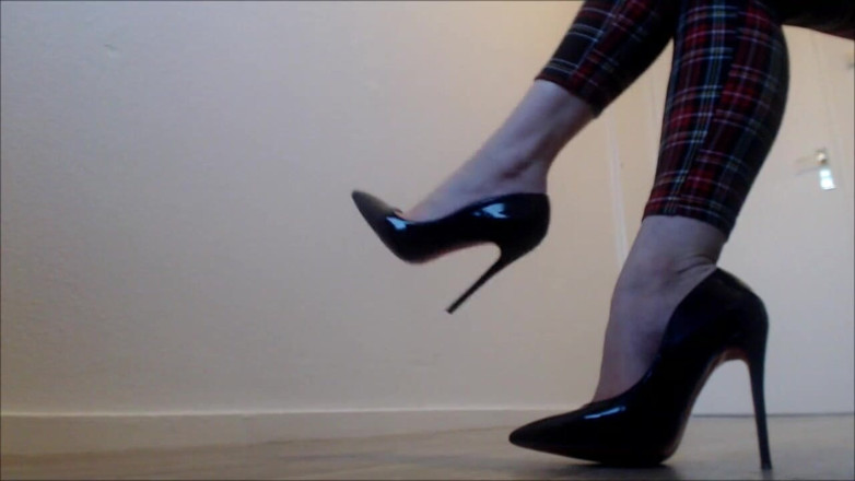 Inkeddutch: Svart&amp;vita Louboutins mycket välvda fötter JOI