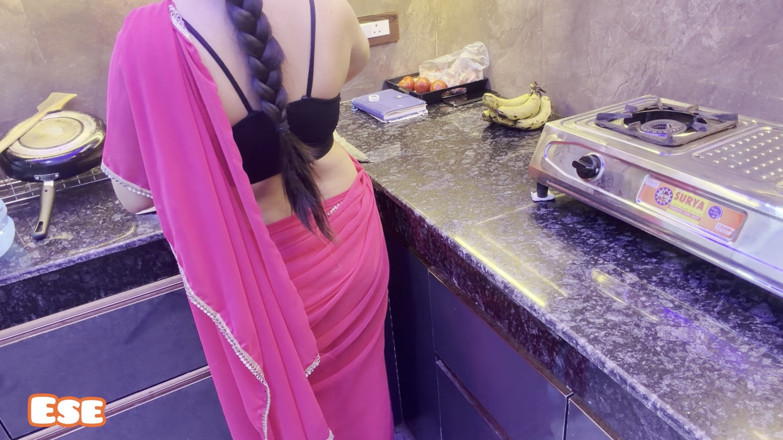 Sammy Sins: Cuñado pervertido folla su india en la cocina por detrás