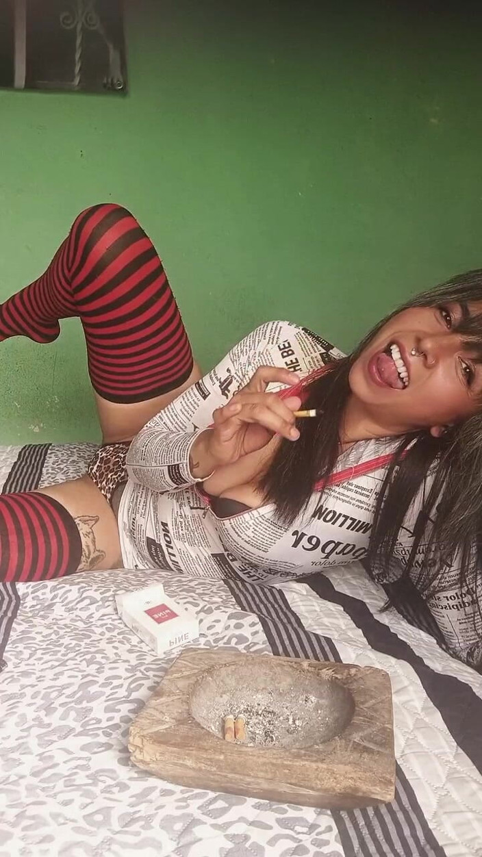 Casia Castro: L’heure de fumer !
