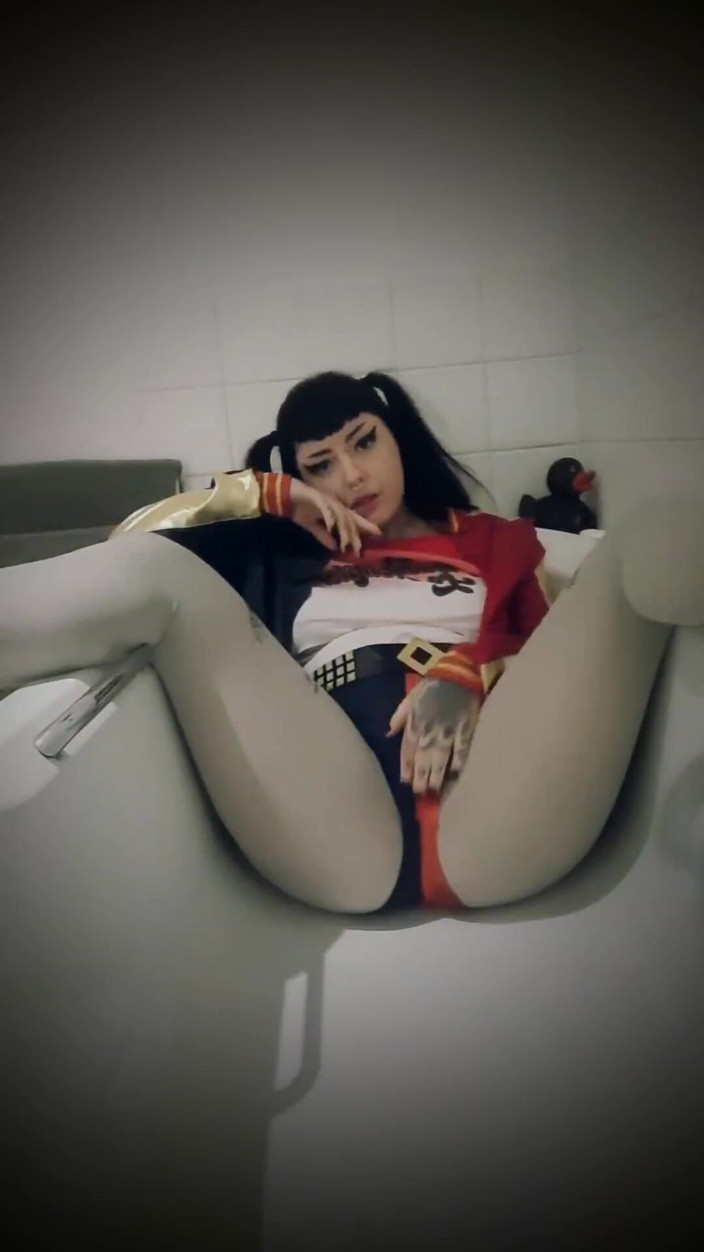 Yourfavecumslut: Harley Quinn писает в ванне