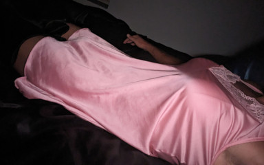 Naughtypantyboy: Lingerie croisée, tapette, éjaculation dans une chemise de nuit en satin...