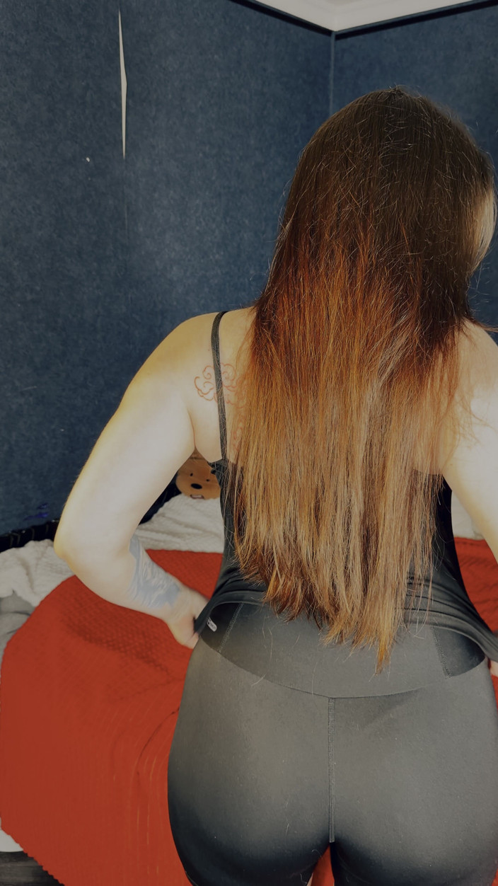 JessLux: 纹身黑发戏弄亚洲美女，腋下和乳沟焦点