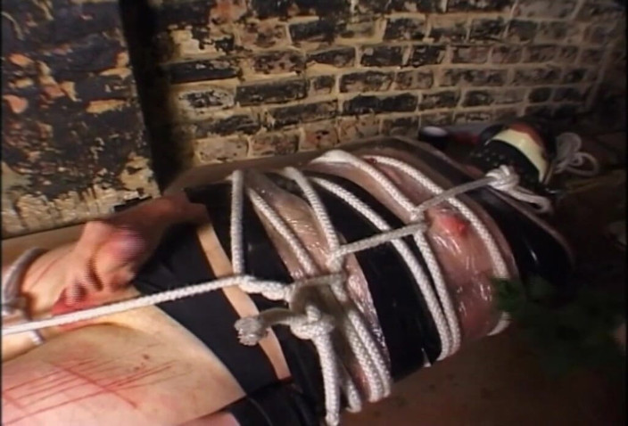 Absolute BDSM films - The original: BDSM underground avec Domina la MILF