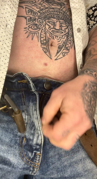 Intrusive: Dövmeli striptiz