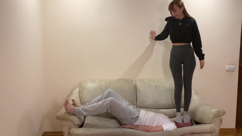 Petite Princesses Femdom: Réel, coup de tête extrême, piétinement et visage entier debout...
