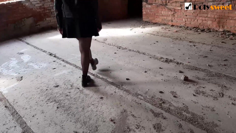 Polly Sweet: Follando a un chico por el culo en un edificio...