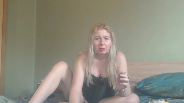 sunshinegoddes: Stiefmoeder met grote sappige kont masturbeert haar natte romige geschoren...
