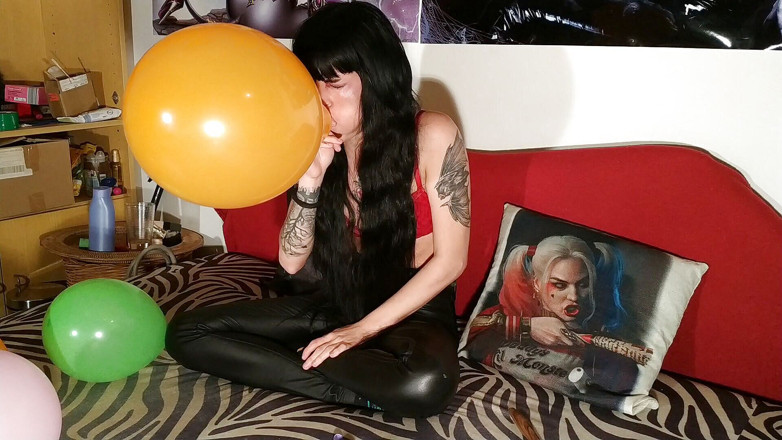 Beth Kinky: Повітряна куля з'являється.