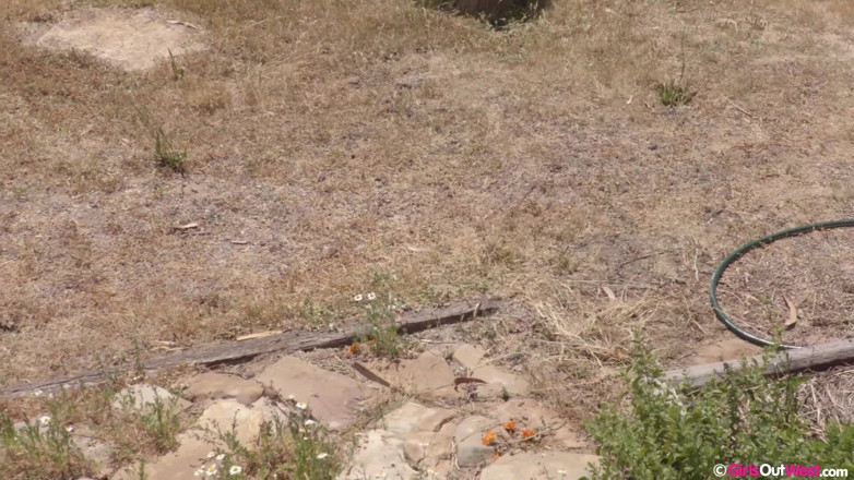 Girls Out West: Lindas chicas peludas son lamidas durante una orgía lésbica en...