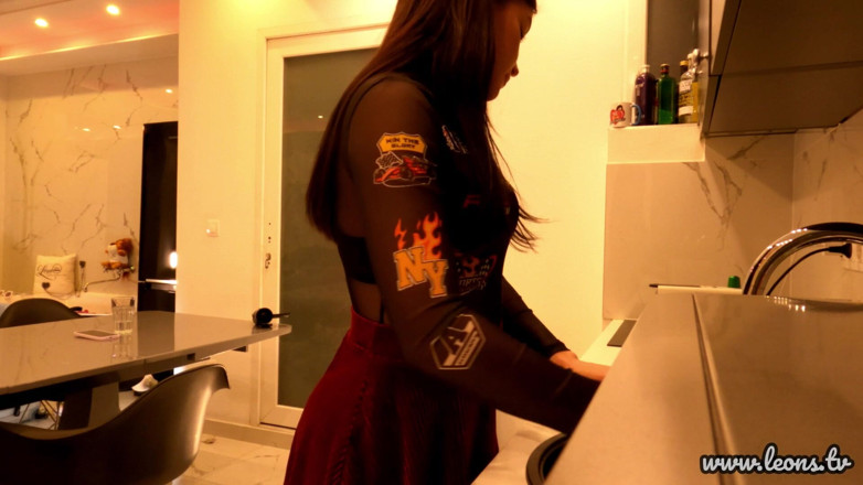 Leon Lambert Girls Twerk Parties CFNM: Mahasiswi hot rambut cokelat dengan pantat bahenol lagi asik ngentot...