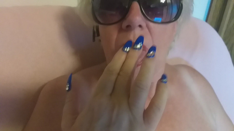 PureVicky66: Hete dame gaat op met twee dildo's