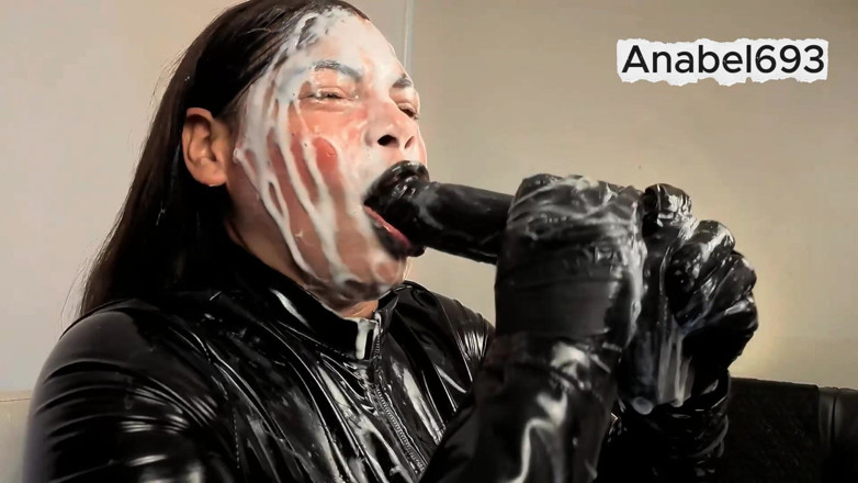 anabel693: Demon klädd i latex, latexhandskar, latexdräkt och svarta läppar, sug...