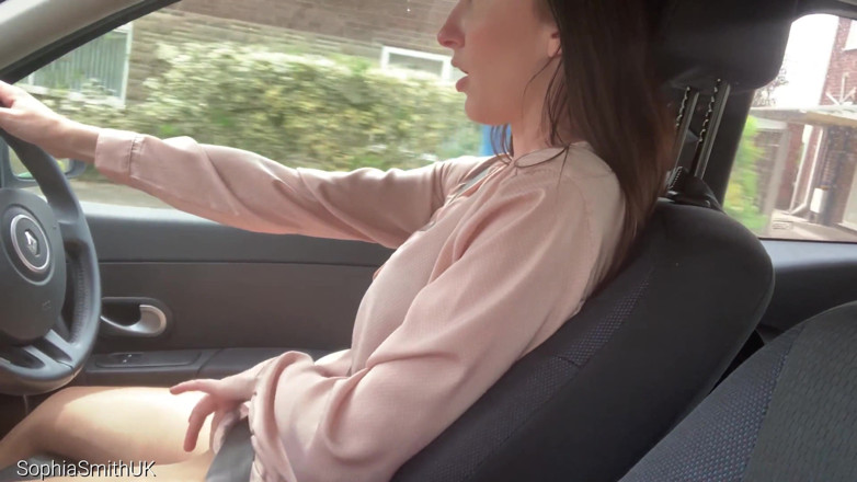 SophiaSmithUK: O fată sexy merge la conducere