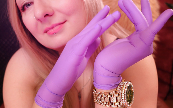 Arya Grander: Asmr: Fialová sestřička rukavice a zlaté glitter hodinky.