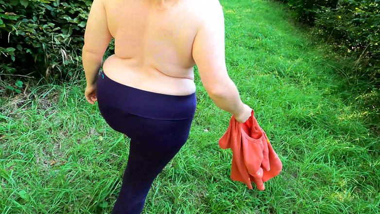 Bouncy Tits Action: 森の中で乳首を挟み、胸を鞭打つ