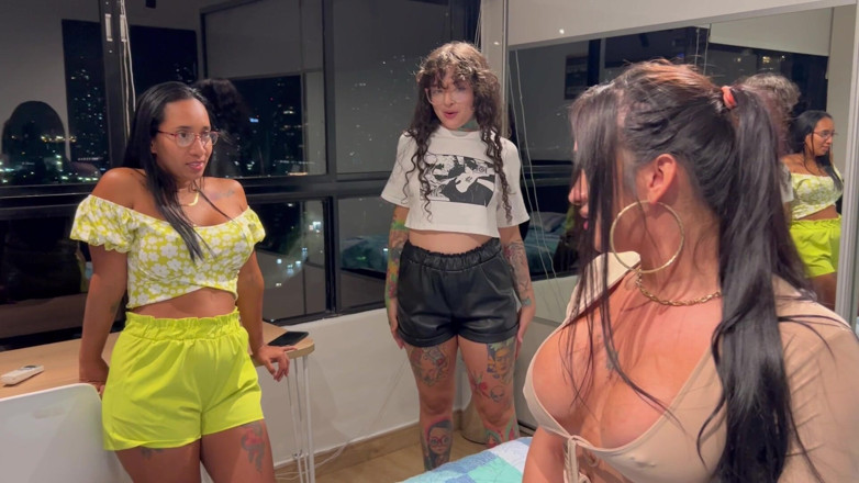 Leyne Rodriguez Ts: Chica transexual y dos chicas follan una muñeca sexual tantaly