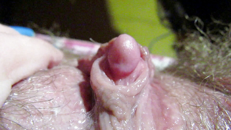 Cuteblonde666: 滴水的毛茸茸的大阴蒂撸管和摩擦高潮