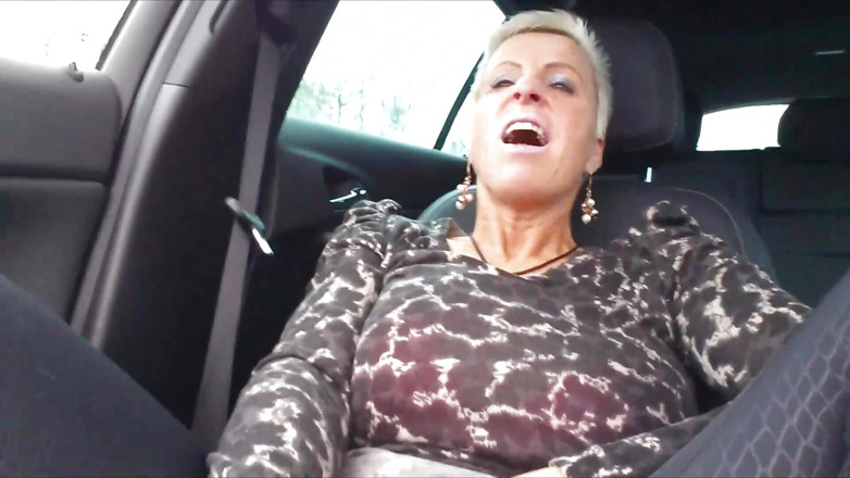 My Porn King: Une MILF a un vrai orgasme au volant avec un...