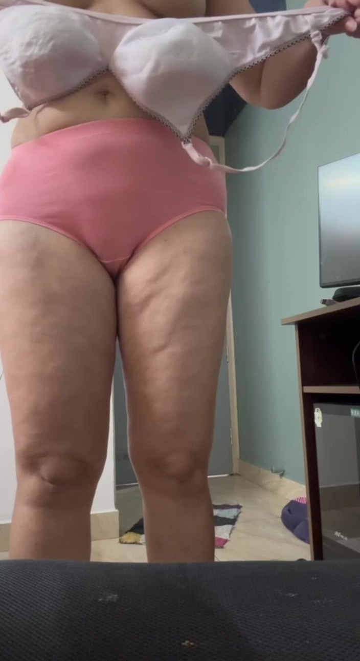 Hot Indian mommy: Mẹ kế Ấn Độ cạo lông và thâu lông âm hộ