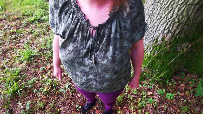 Bouncy Tits Action: Punire le sue tette nude nei boschi