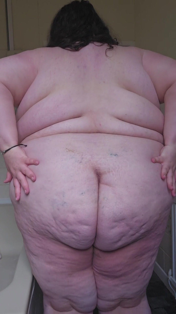 SSBBWLadyBrads: SSBBW 여신 욕실 스트립과 캣워크