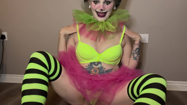 EeveeXo: Payaso chica fisting su coño chorros
