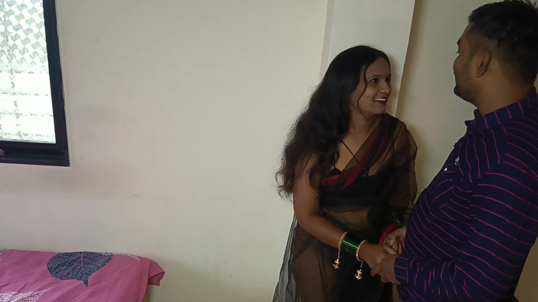 Horny Indian Couple: La moglie indiana calda con grandi tette non dispiaceva essere...