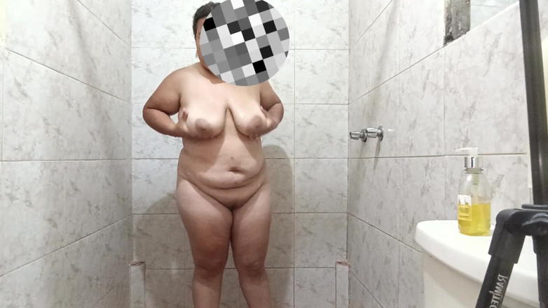 Stepmom_with_big_tits: Сексуальна латиноамериканка торкається себе дуже насичено під час душу і має гігантські груди.