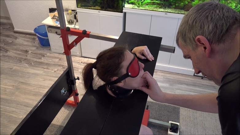 Master-Thomas: Slaaf weerloos in schandpaal gedreven tot een orgasme op Sybian