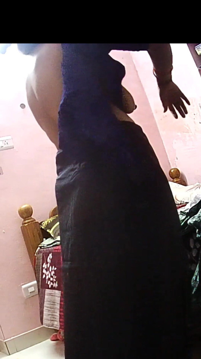Black & white desicat: Ama de casa sexy caliente cambiando de vestido con sari...
