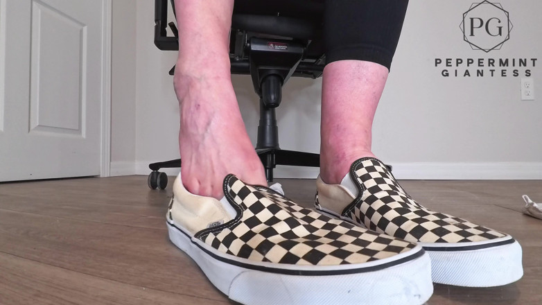 Peppermint Giantess: Záludná kancelářská nožní škádlení v dodávce šachovnicové desky - Striptýz pouze na toe...