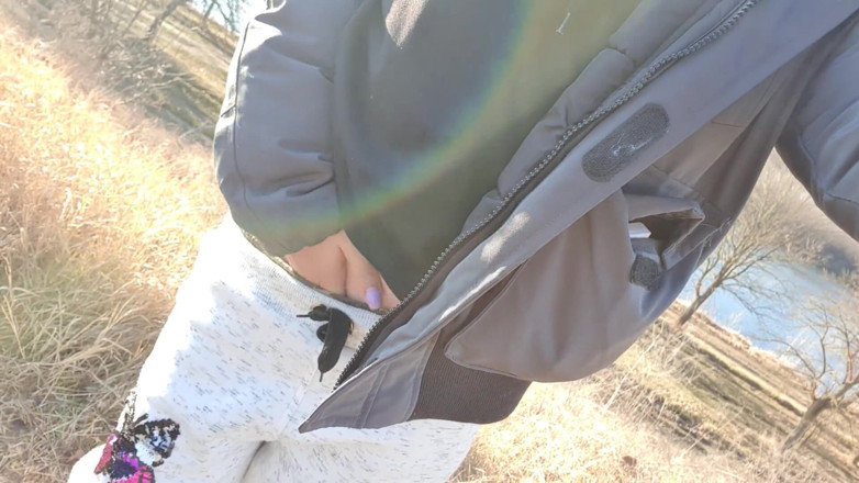 TheloveStory: Chica cachonda cerca del lago tocando coño mojado