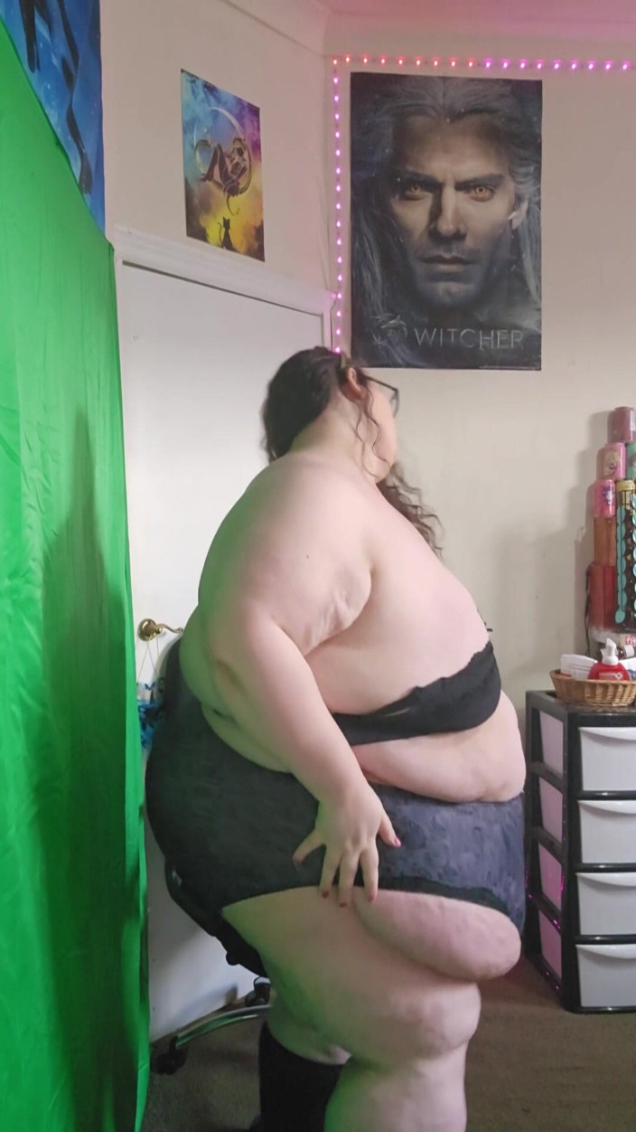 SSBBWLadyBrads: Vamos a desnudar y bailar grandota