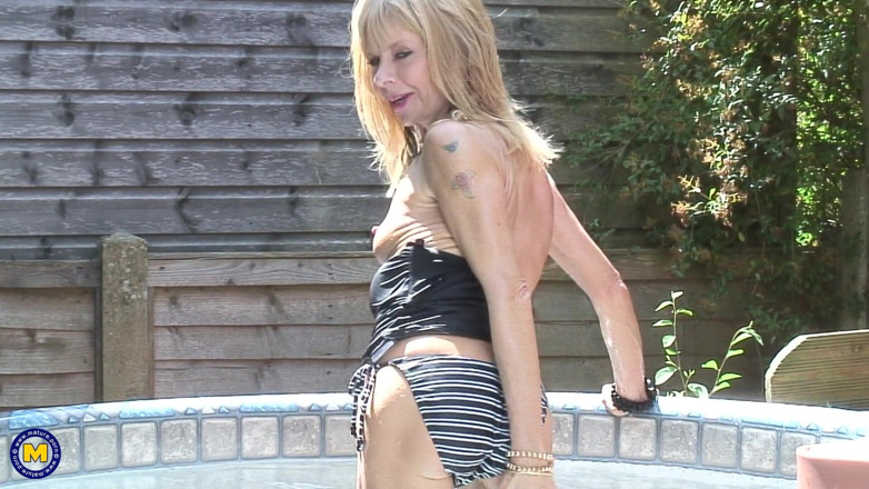 Mature Solo NL: Small titted blonde mature plays with her pussy outdoors