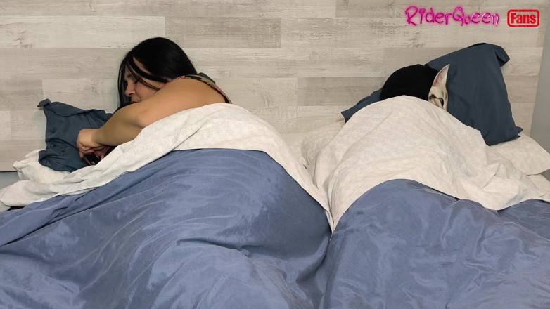 Riderqueen: 사랑스러운 새엄마, 슬로우 모션 솔로 팬, 침대에서