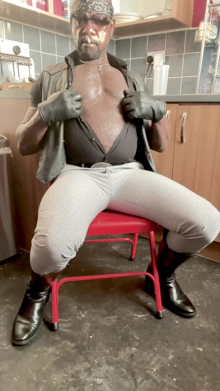 Black Muscle Stepdad: Culturistă sexy matură care fumează și se joacă cu sfârc