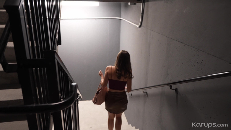 Karups Solo: Una ragazza calda che fuma viene sorpresa a masturbarsi sulla...