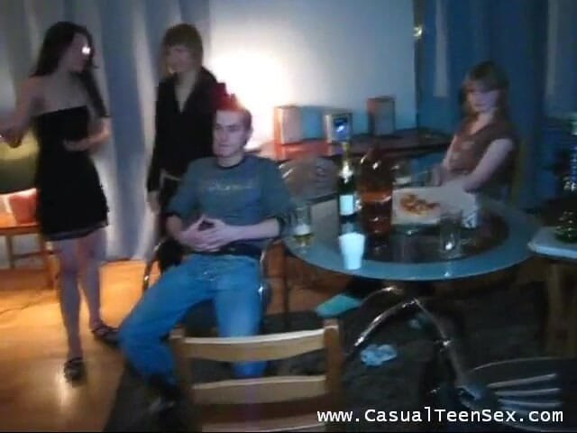 Casual Teen Sex: Dziewczyna na imprezie studenckiej