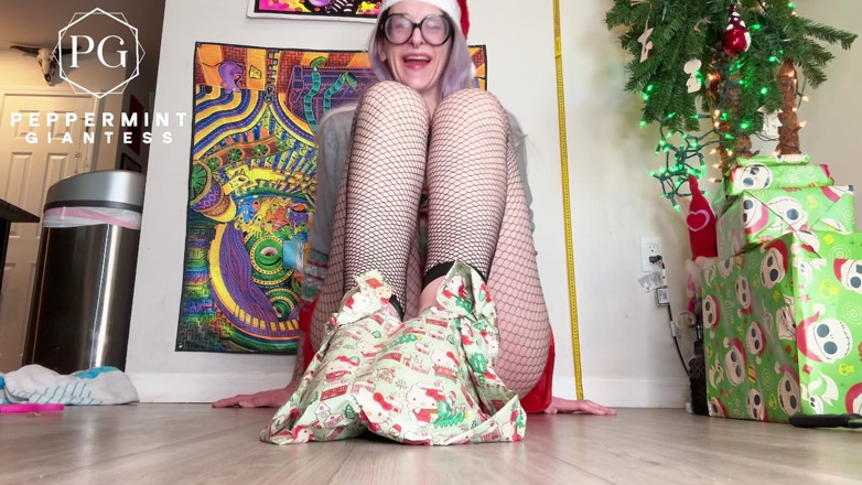 Peppermint Giantess: क्रिसमस के लिए उपहार लपेटा गया आकार 16 फीट छुट्टी की यादों को साझा करते हुए मेरी पैर की लपेटना
