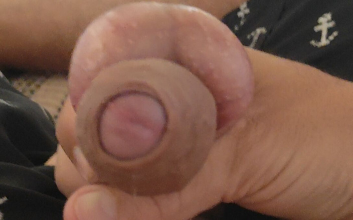 DaddyDoted: Prepuț mare și testicule în prim-plan.