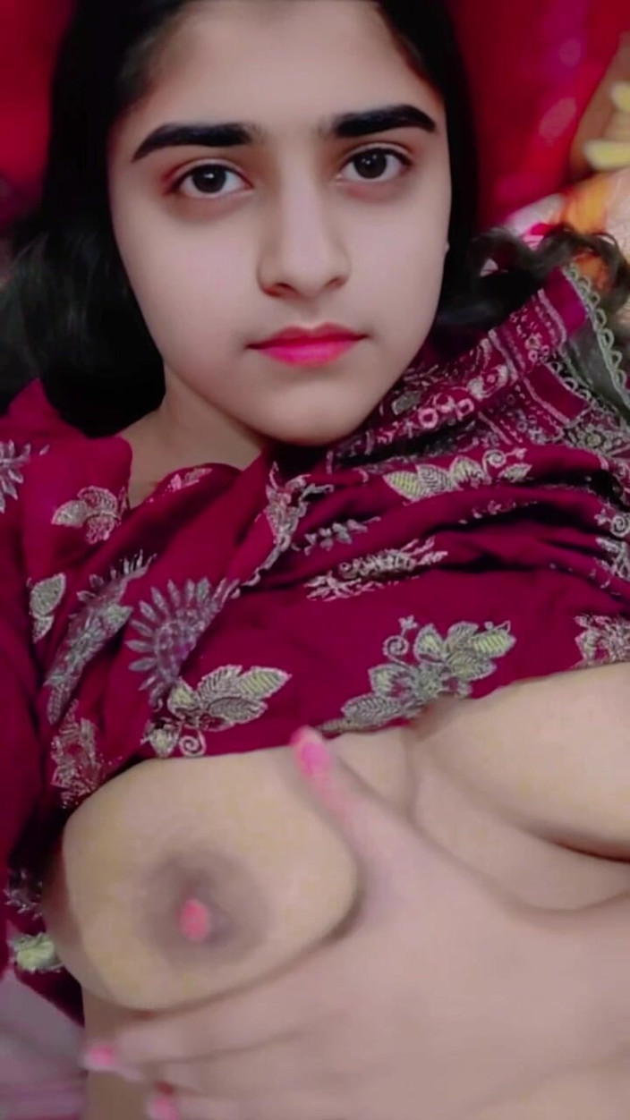 Fuckkkker: かわいい女の子が指で自分の膣を抱く動画通話、BF XXXのバイラル動画