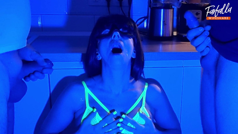 Farfalla wifeshare: मेरी पत्नी को मेरे सबसे अच्छे दोस्त के साथ साझा किया Neon Light ep 4601