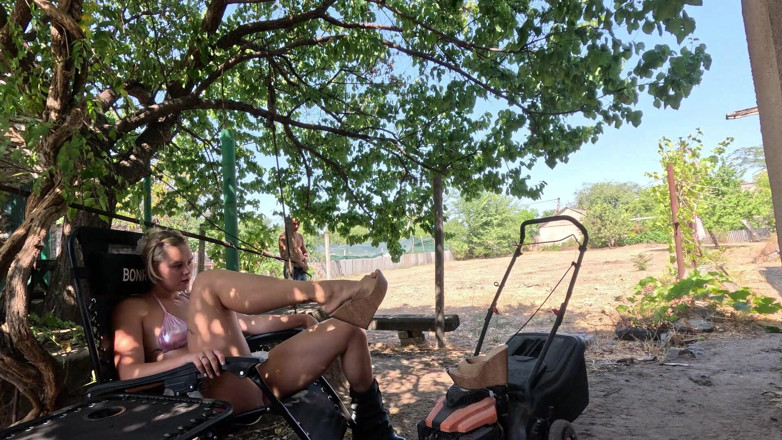 HotPrincessUA: Kren Dalam Platform Seksi Kasut Lawn Mower &amp; Kereta Wont Start
