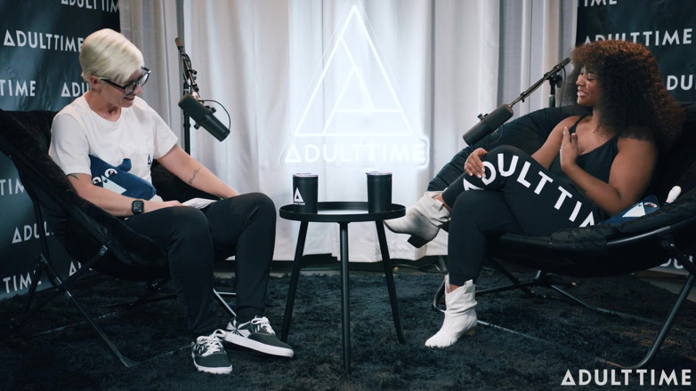 Adult Time Podcast: エイブリー・ジェーン・フィスティング、搾乳、バナナのお尻の話 |アダルトタイム・ポッドキャスト