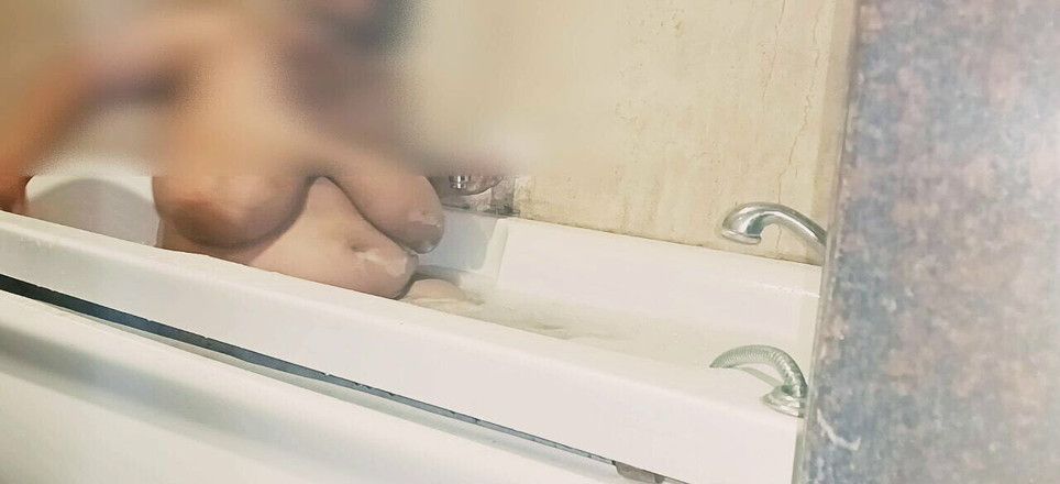 SameerPhunk: Indyjska ciocia BBW biorąc prysznic w wannie pokazuje jej ogromne...