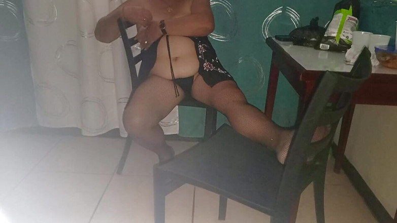 Gloryhot69: Nenek dengan lingerie muncrat di kursi sambil ngusap memek dan...