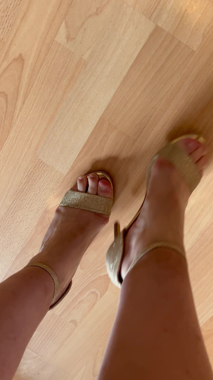Feet: POV: Dźwięki chodzenia w beżowych szpilkach